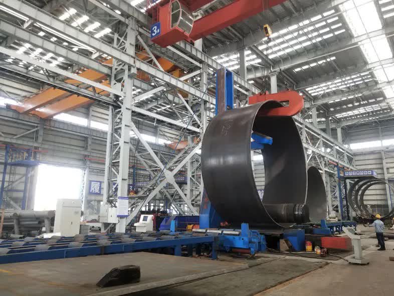 風(fēng)塔中的EZW11S-150/3200卷板機(jī)